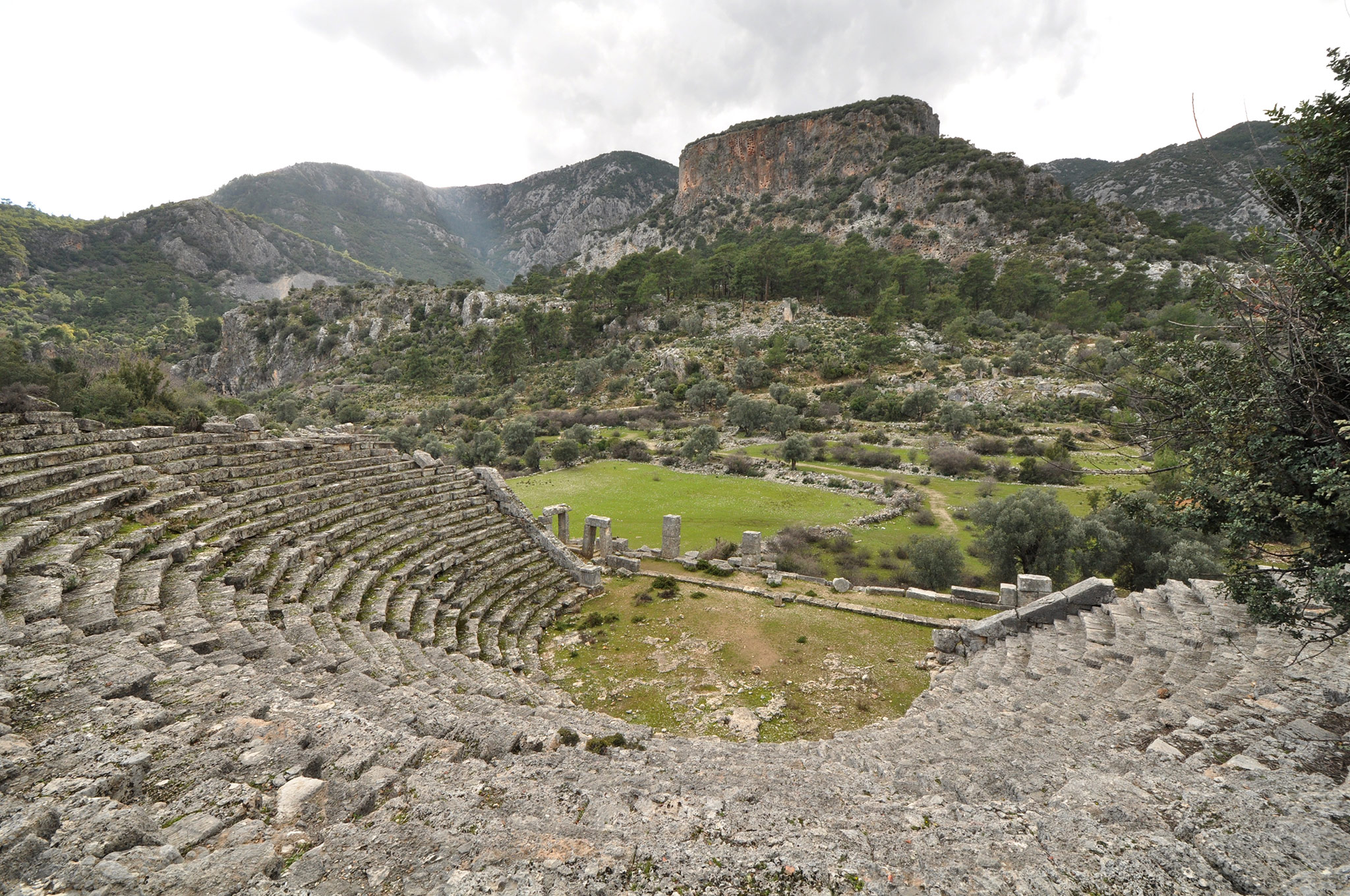 Amphitheater Pinara, Arifler